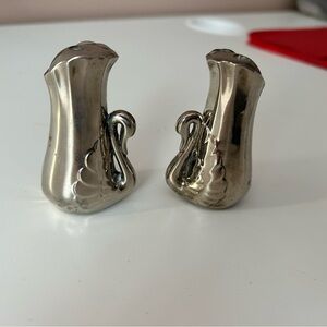 4/$50 Elegant Silver Swan Figurines salt and pepper shakers
